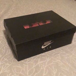 Basketball shoe, Lebron 19 ( XIX ) The Map